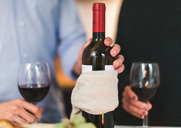 Por qué no se llena la copa de vino: cómo servir la bebida para disfrutarla  mejor - El Diario NY